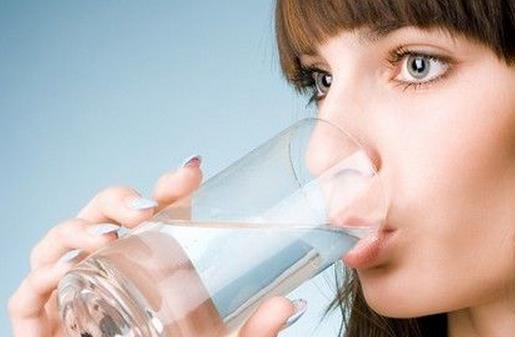 正確的喝水會讓肌膚水潤的