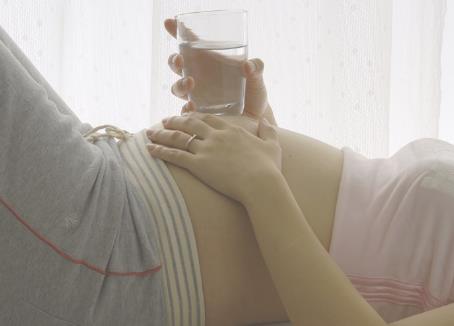 孕婦喝水喝什麼水好？孕婦多喝水好嗎