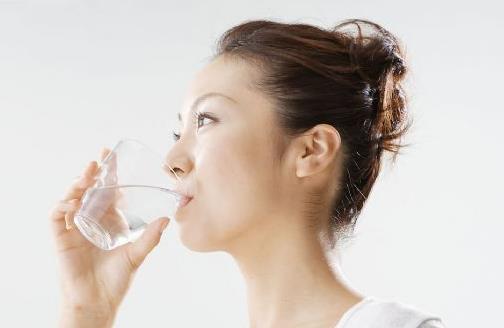 大口喝水可防治便秘 盤點治療疾病的喝水方式