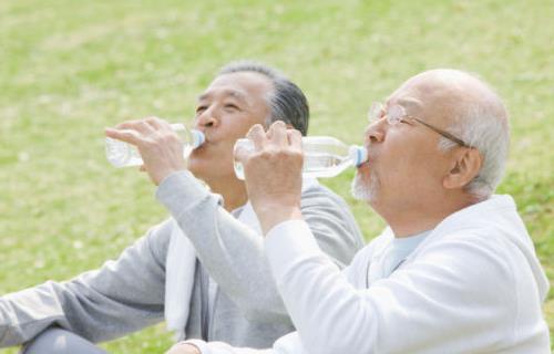 老年人喝水的正確方法