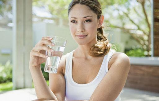 這些水杯喝水不科學：塑料水杯最易藏污納垢