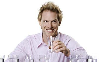 多喝水對男性健康的重要性