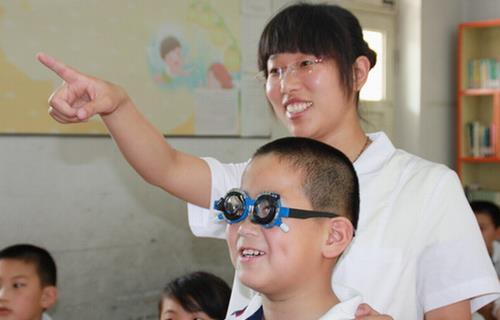 學生視力下降不可盲目配眼鏡