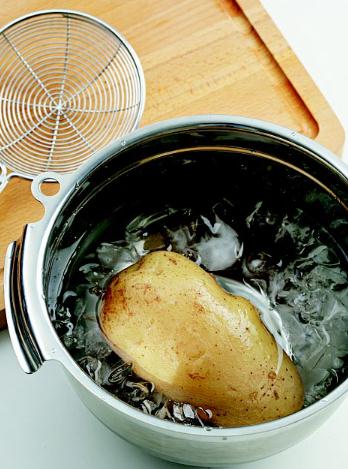 土豆怎麼去皮？土豆去皮方法，怎樣給土豆去皮妙招：冷熱水浸泡法去土豆皮