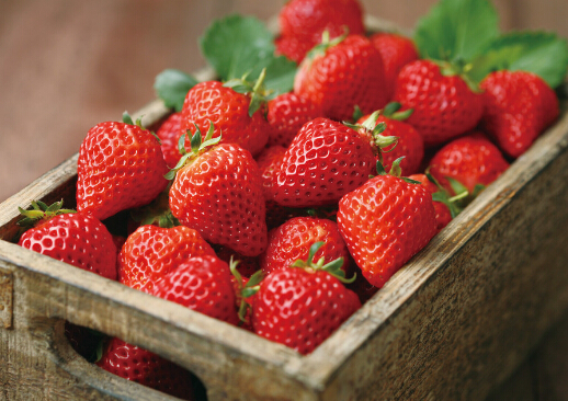 洗草莓之前別摘葉子-正確吃草莓的方法