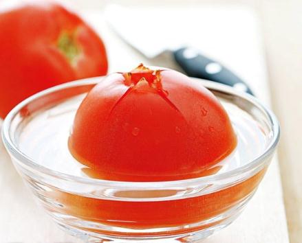 西紅柿怎麼去皮？西紅柿去皮方法，怎樣給西紅柿去皮妙招：開水燙一下巧去西紅柿皮
