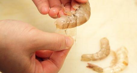 對蝦怎麼去皮？大蝦去皮方法，怎樣給蝦去皮妙招：冷凍使蝦殼更易剝除