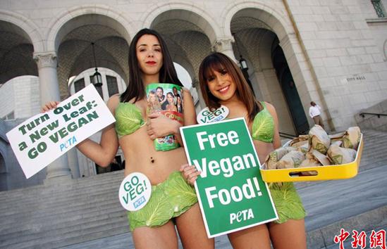 洛杉磯「生菜女士」推廣素食，性感菜葉比基尼裝亮相驚爆眼球