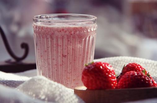 夏季清爽飲品：草莓奶昔的做法