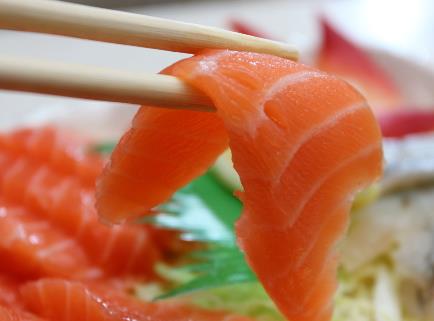 三文魚能生吃嗎？生吃三文魚安全嗎
