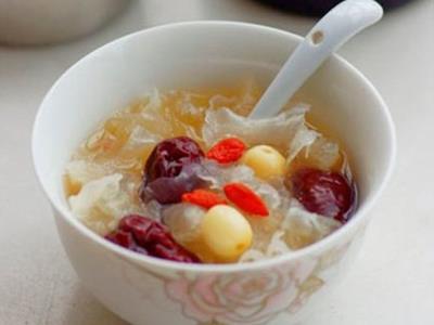 銀耳蓮子湯的功效與作用-喝銀耳蓮子湯有什麼好處