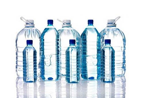 瓶裝水經過暴曬後真的會變成「毒水」？